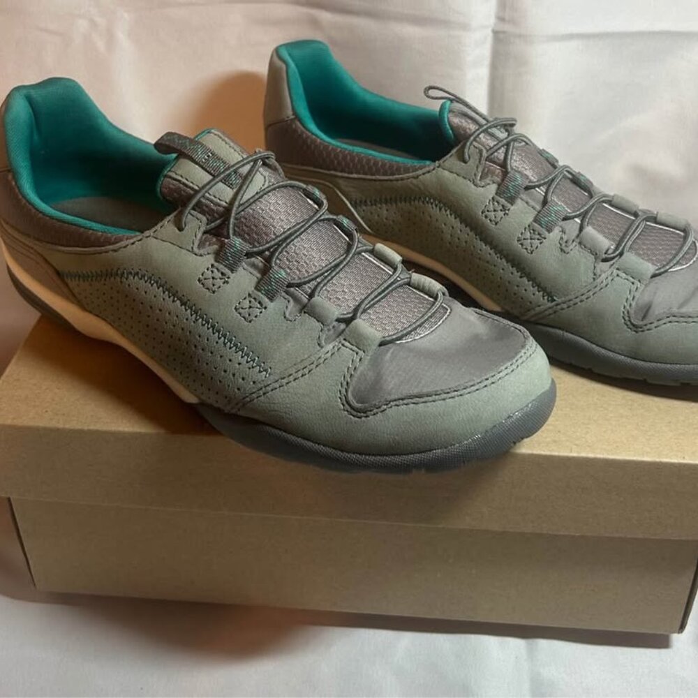 NEW Women’s 7.5W Clarks Vailee Marble Grey Leather bungee Slip- on walking shoe